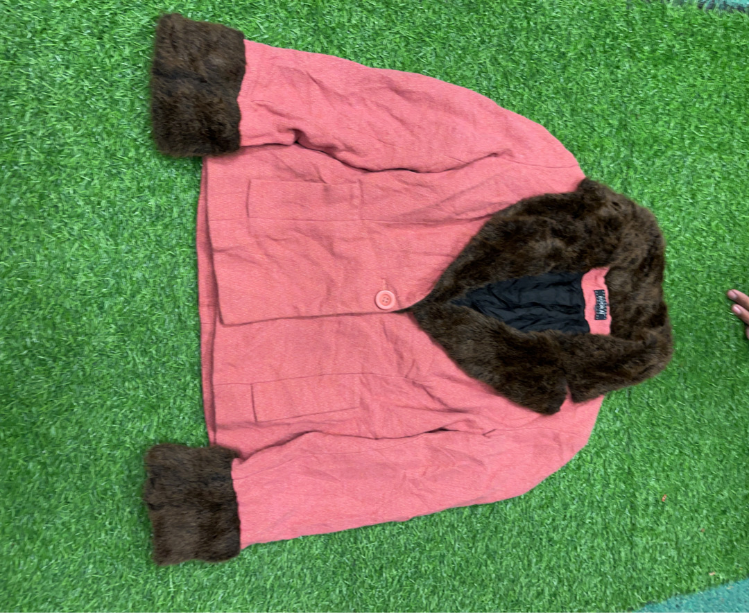 Blazer en laine rose avec des détails en fourrure ..