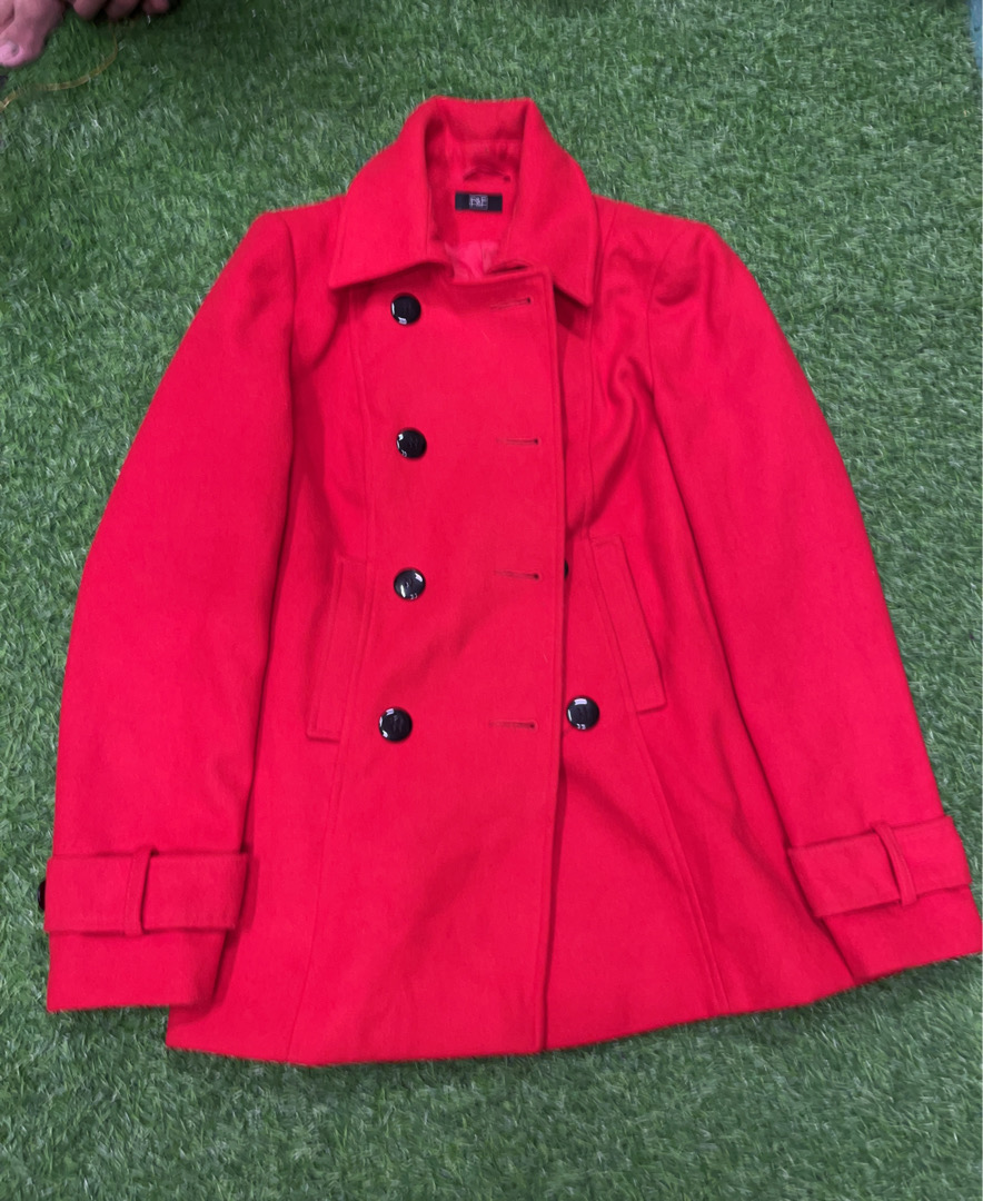 Manteau en pois rouge