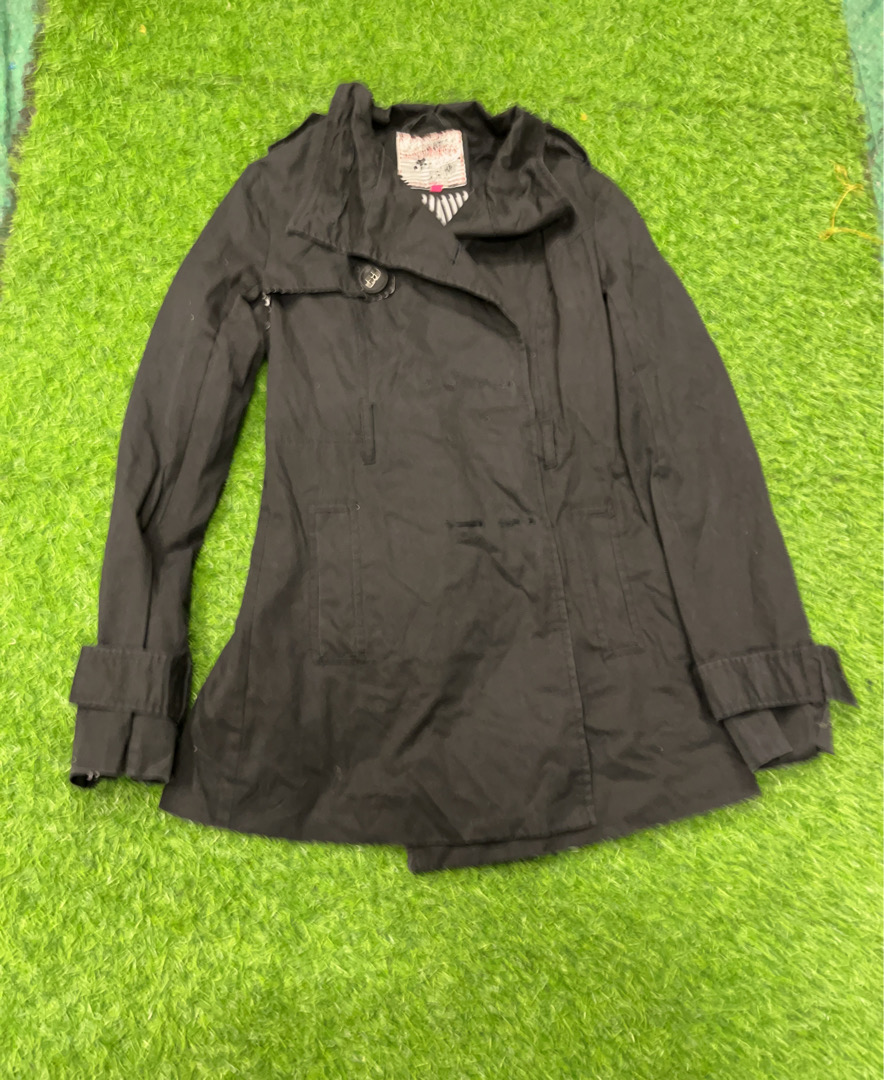 Schwarze Kapuzenjacke