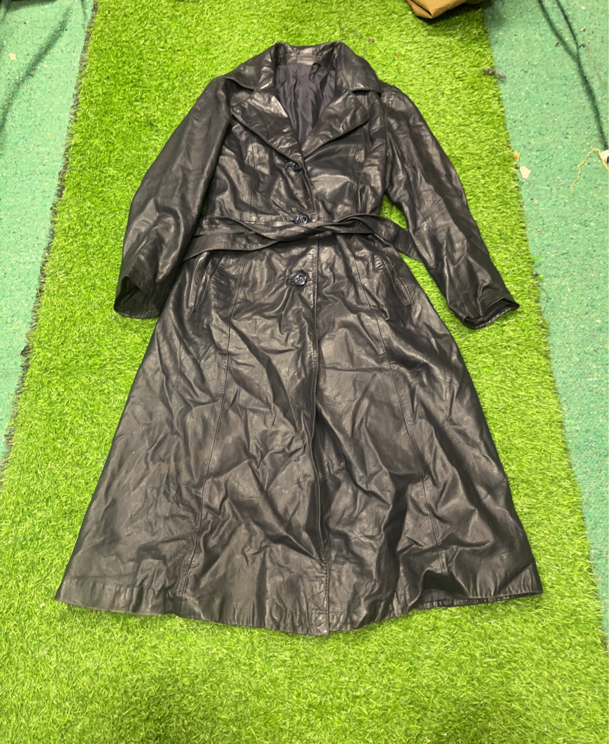 Schwarzer Leder-Trenchcoat