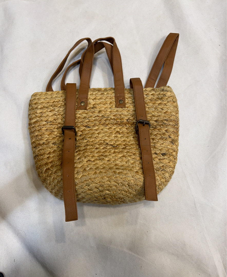 Handgewebter Stroh-Rucksack mit Lederträgern