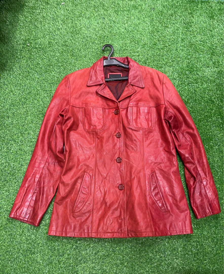 Veste en cuir rouge