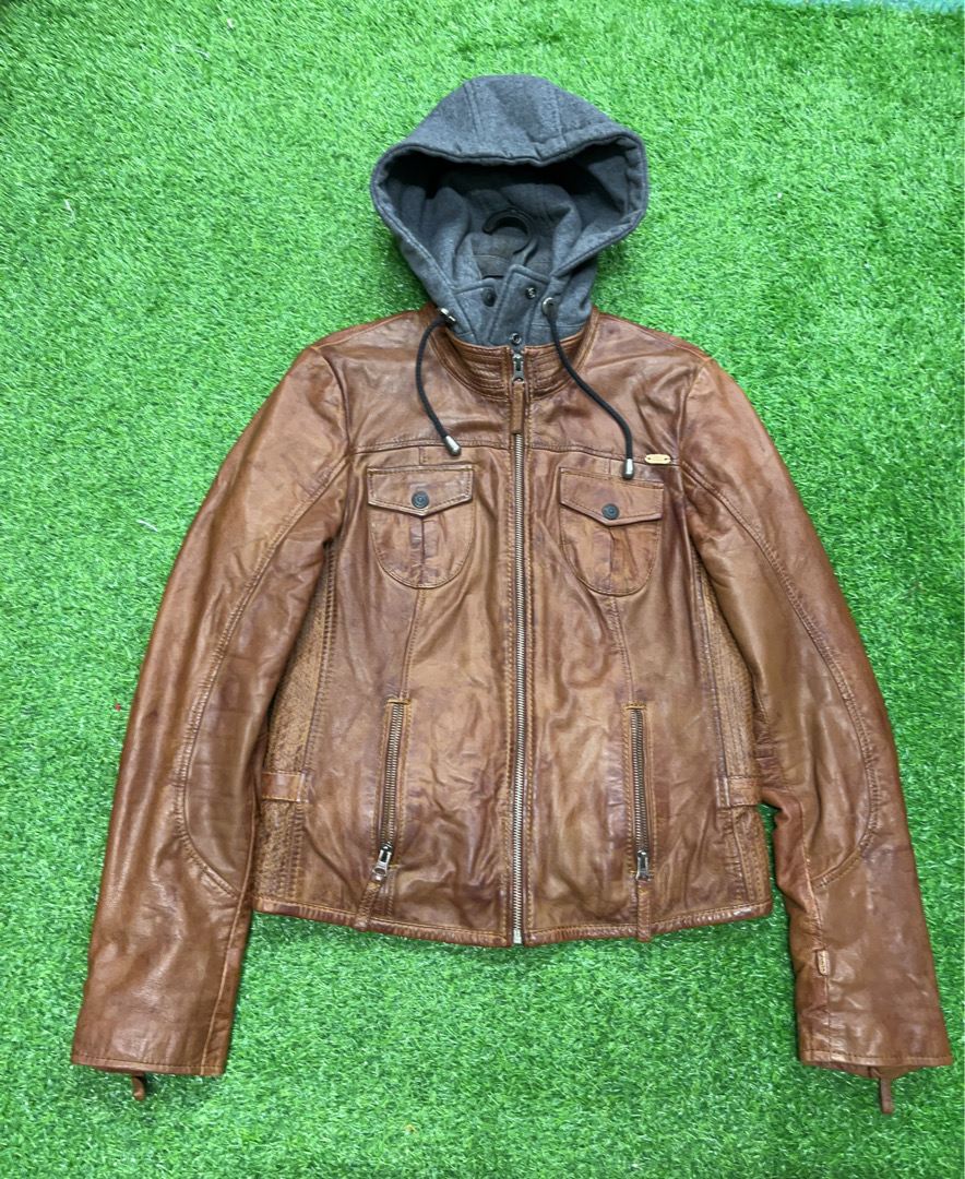 フード付きのブラウンレザージャケット