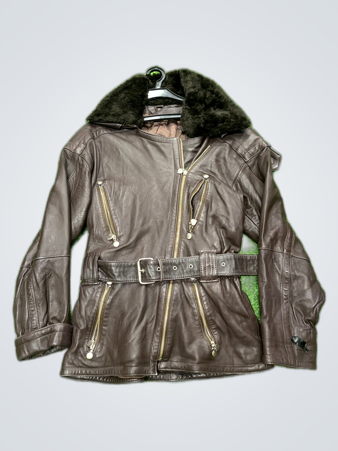 ファー付きフードのブラウンレザージャケット