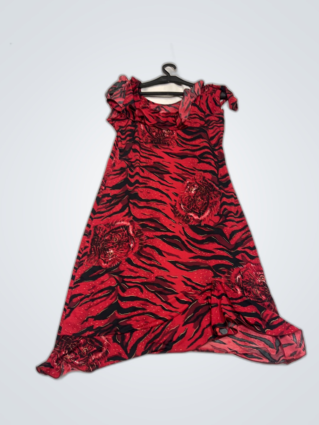 Vestido com estampa de tigre vermelho e preto
