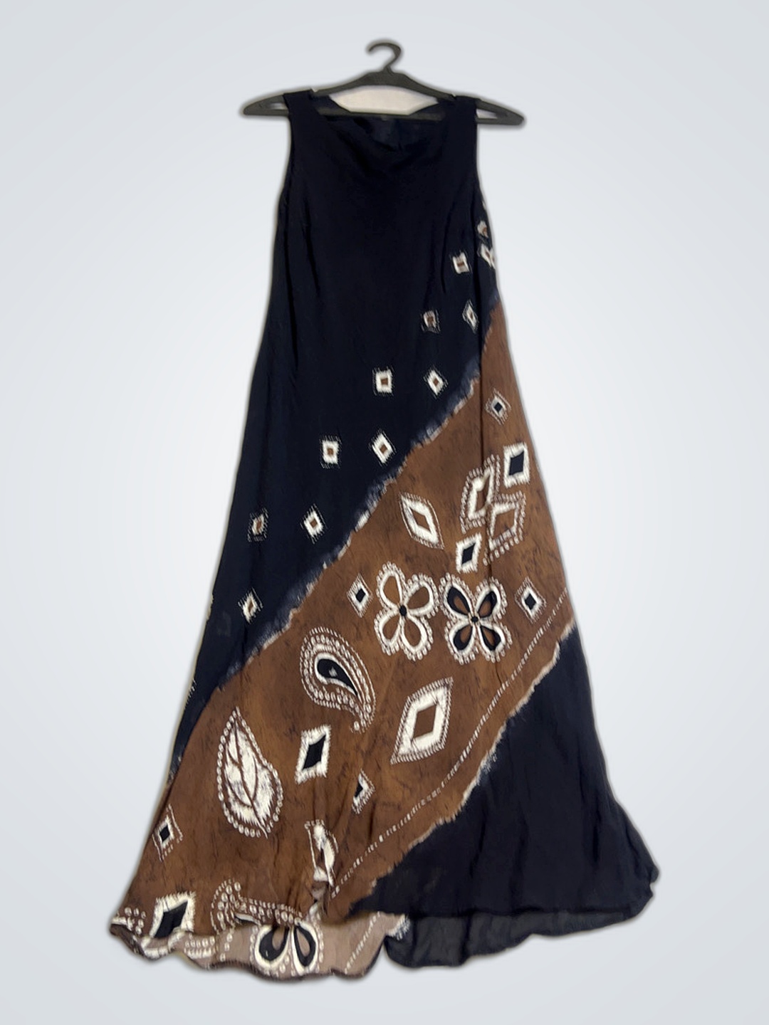 Vestido Maxi Paisley Preto e Marrom