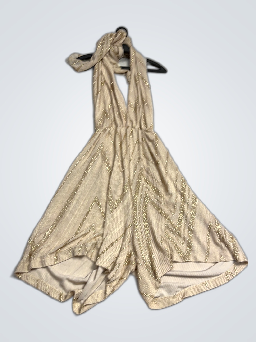 Macacão Beige com Decote Halter e Lantejoulas Dour..