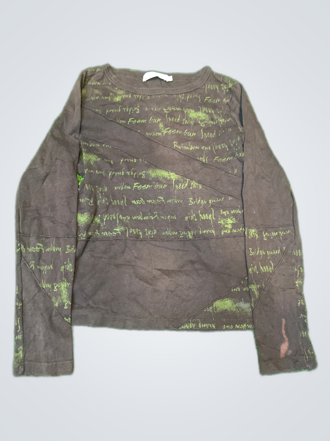 Camisa de manga longa marrom com escrita verde