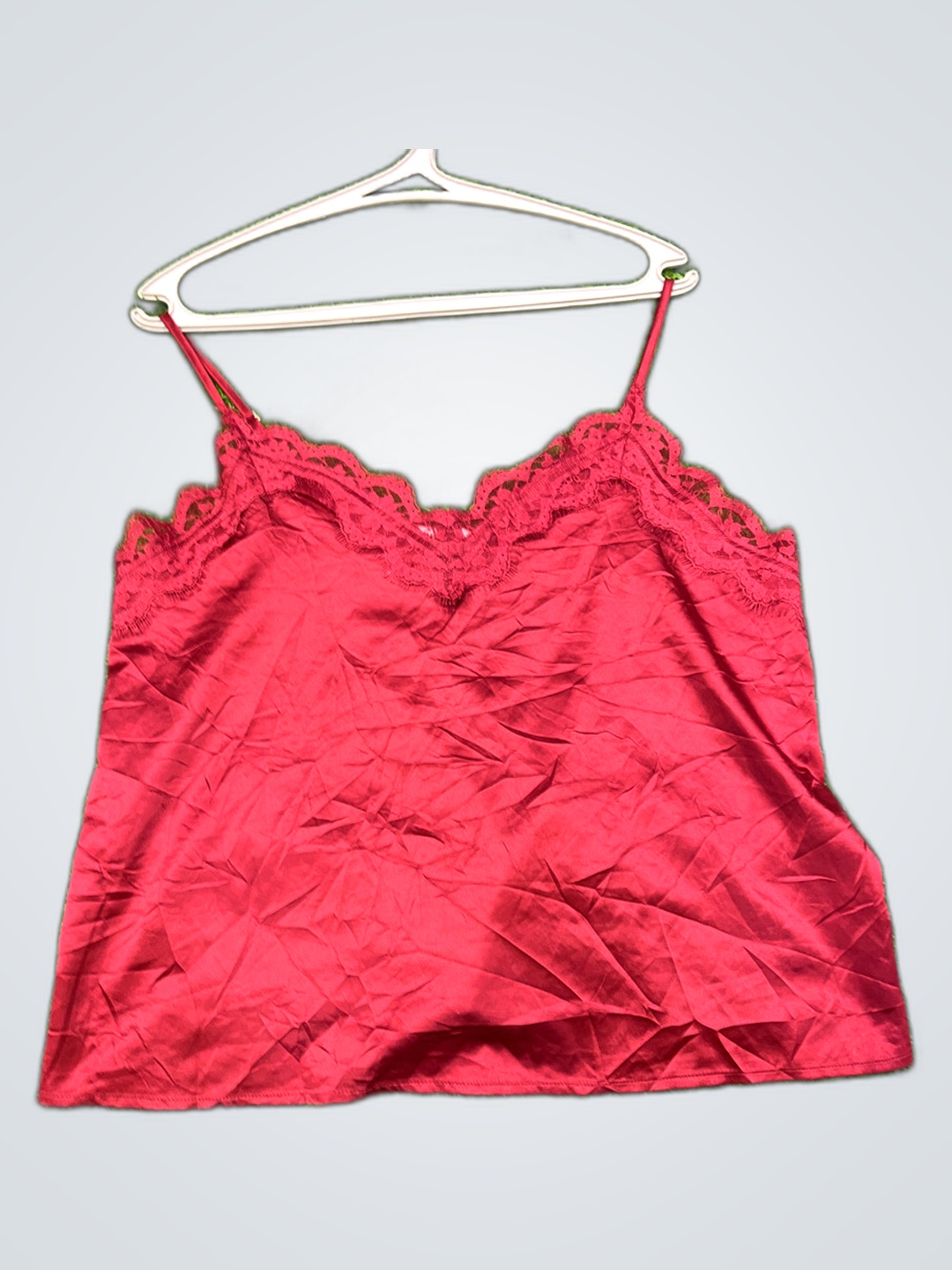 Débardeur en satin rouge avec dentelle