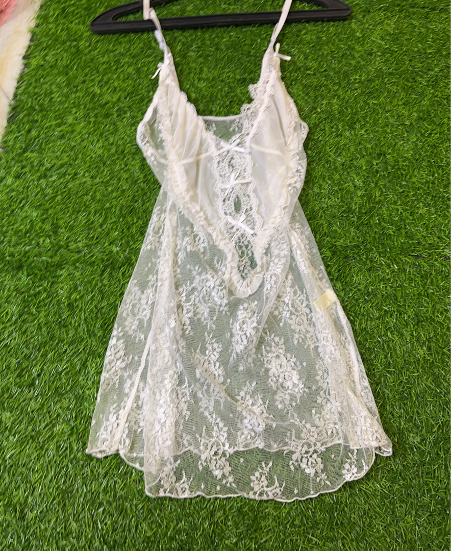 Chemise en dentelle blanche