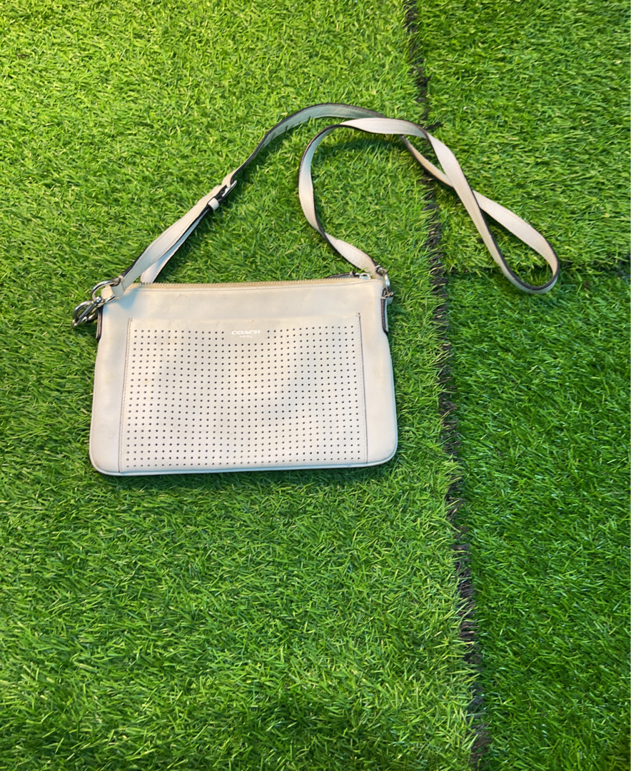 Bolsa Transversal de Couro Perfurado Sem Marca