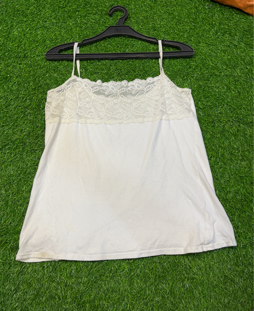 Camisola con bordo in pizzo bianco