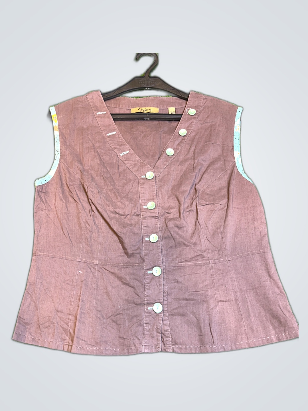 Braunes ärmelloses Top