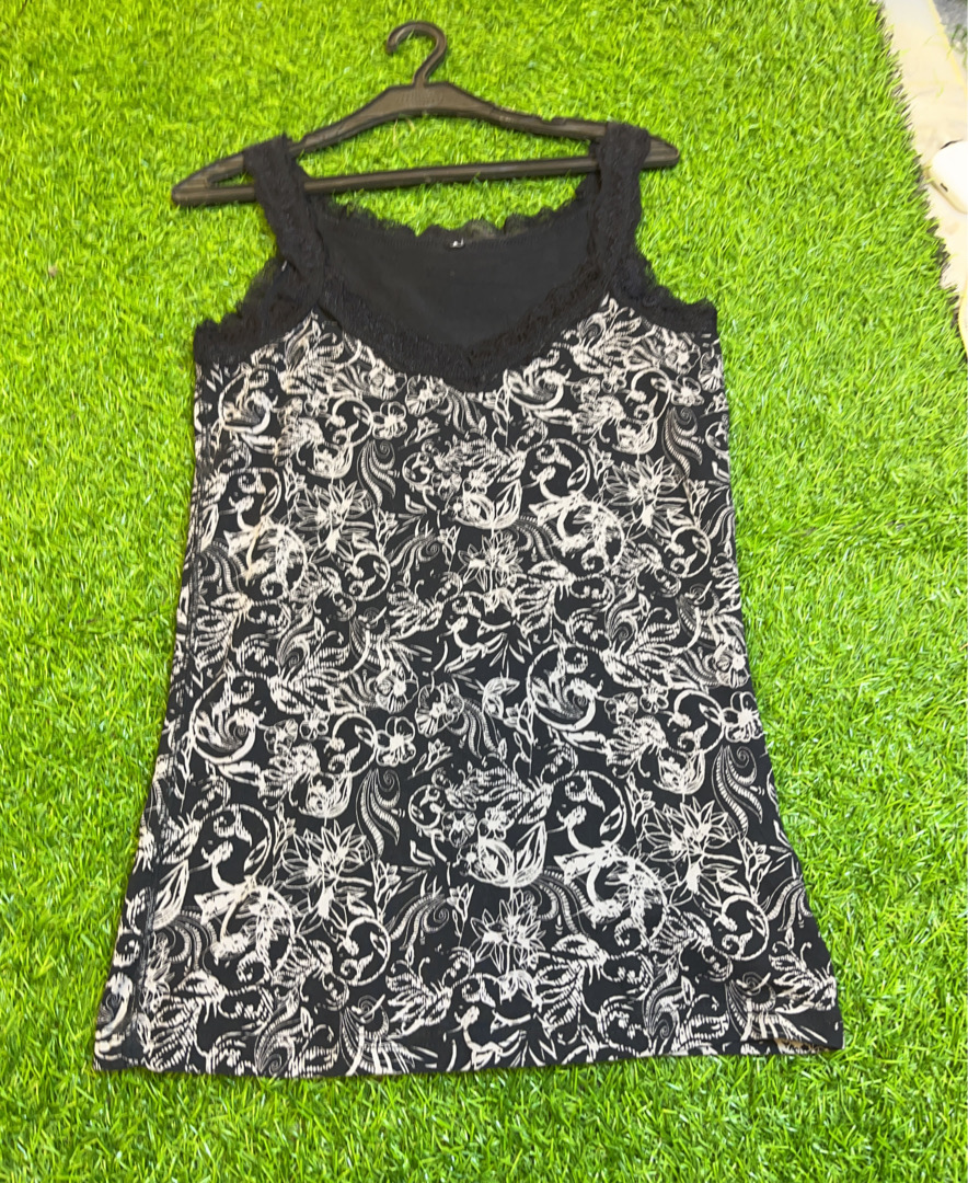 Schwarz-weißer Blumenkleid