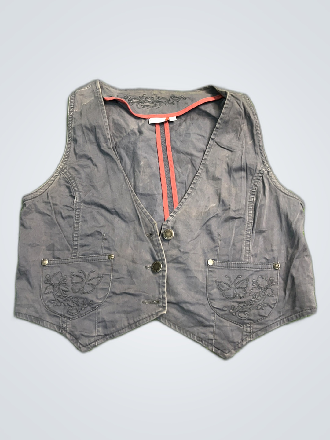 Colete Cinza com Acentos Vermelhos