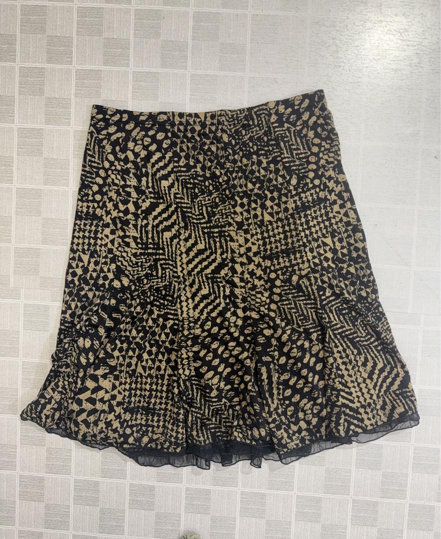 Saia com estampa preta e dourada