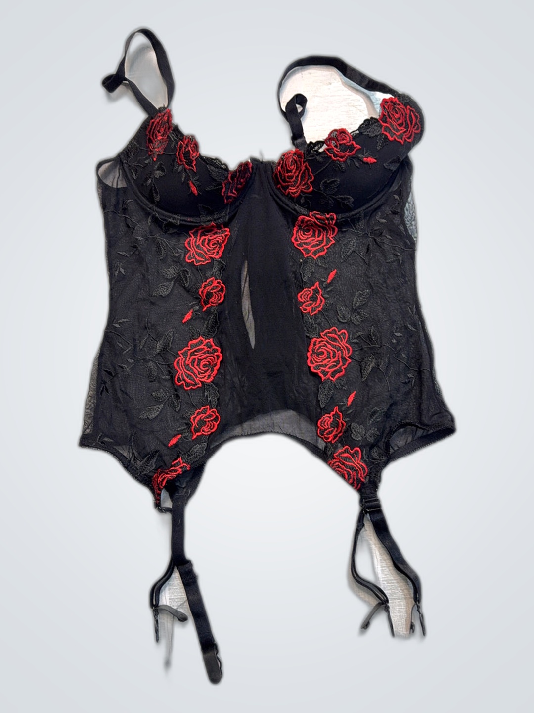 Body en dentelle noire avec des roses rouges