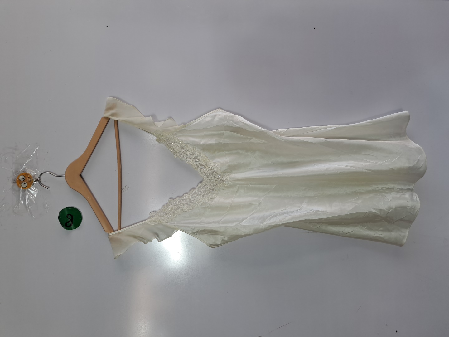 Vestido de tirantes con detalles de encaje blanco ..