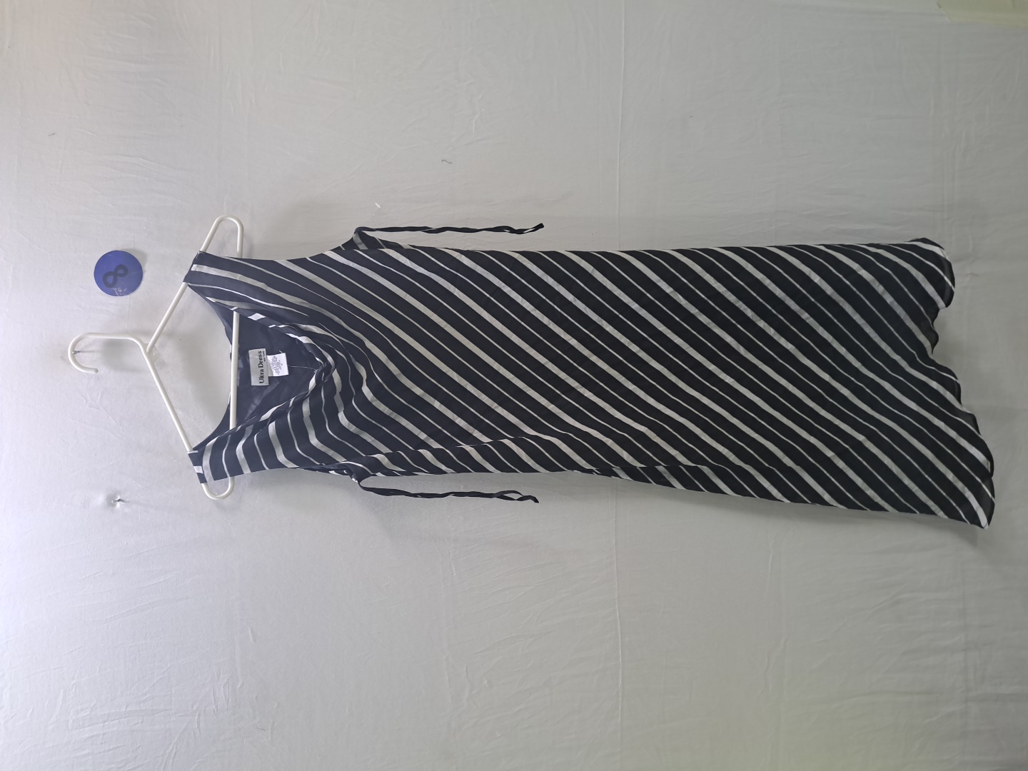 Vestido midi sin mangas a rayas en blanco y negro ..