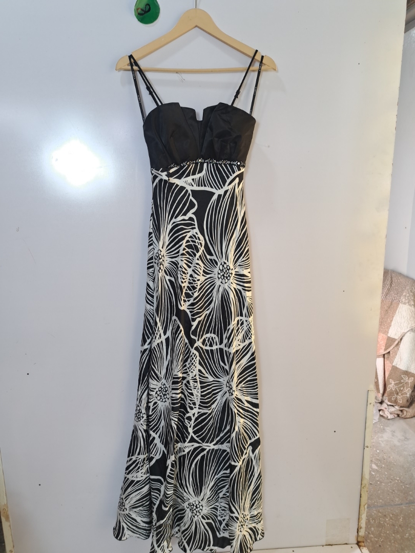 B. Darlin Vestido Maxi Sin Mangas Floral en Blanco..