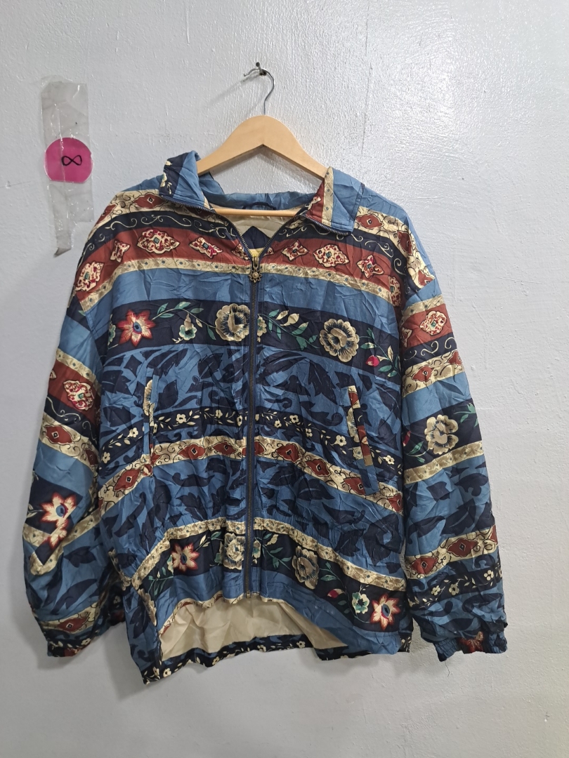 カラフルなフローラルプリントのジップアップジャケット