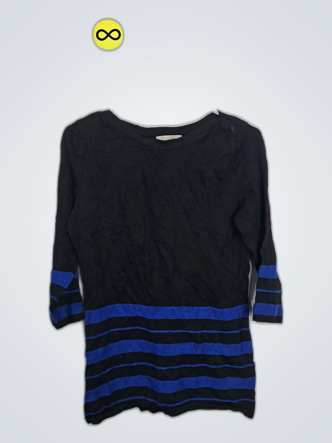 Un suéter de punto a rayas negro y azul