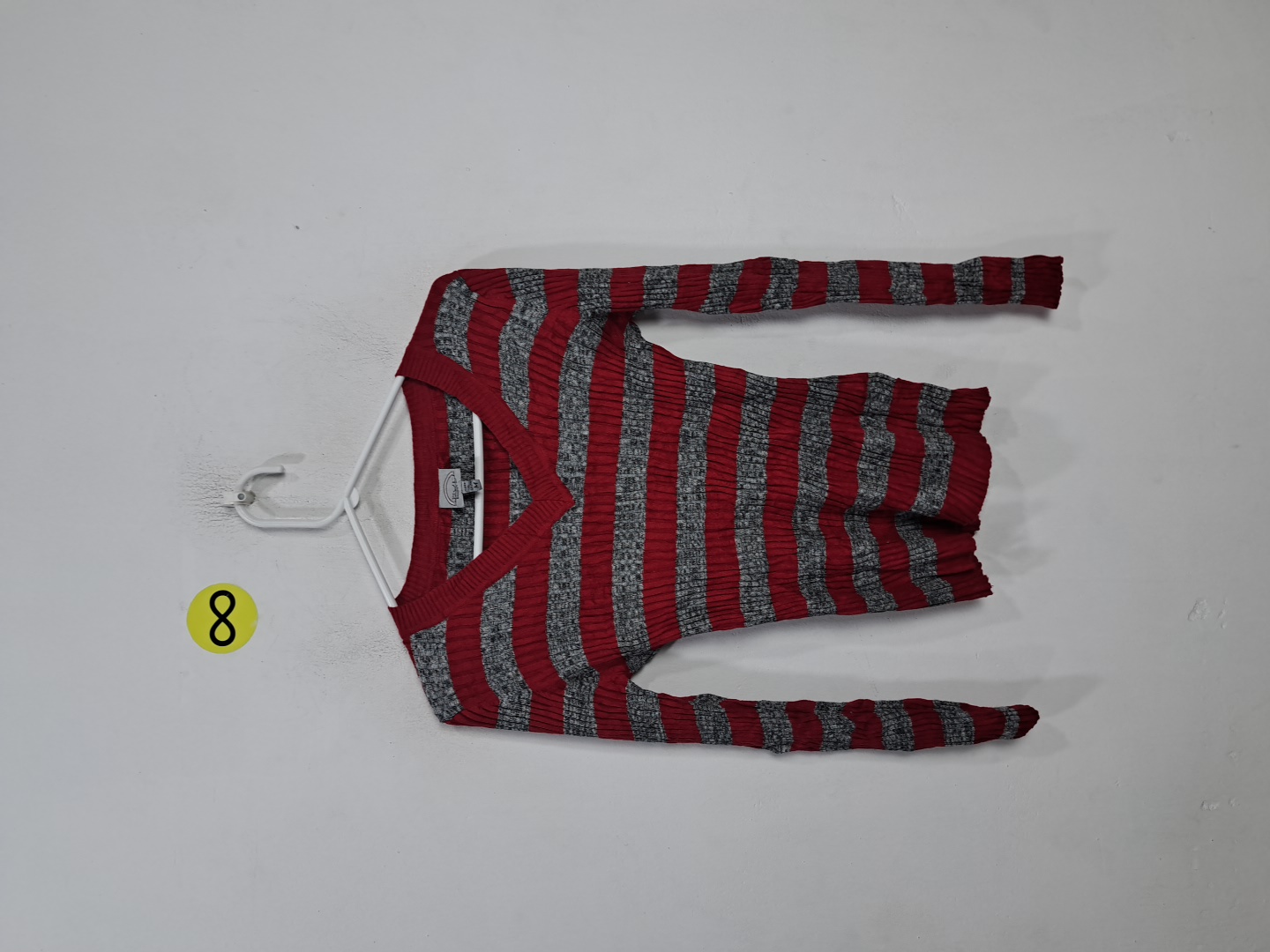 El suéter de punto con cuello en V a rayas de Slop..