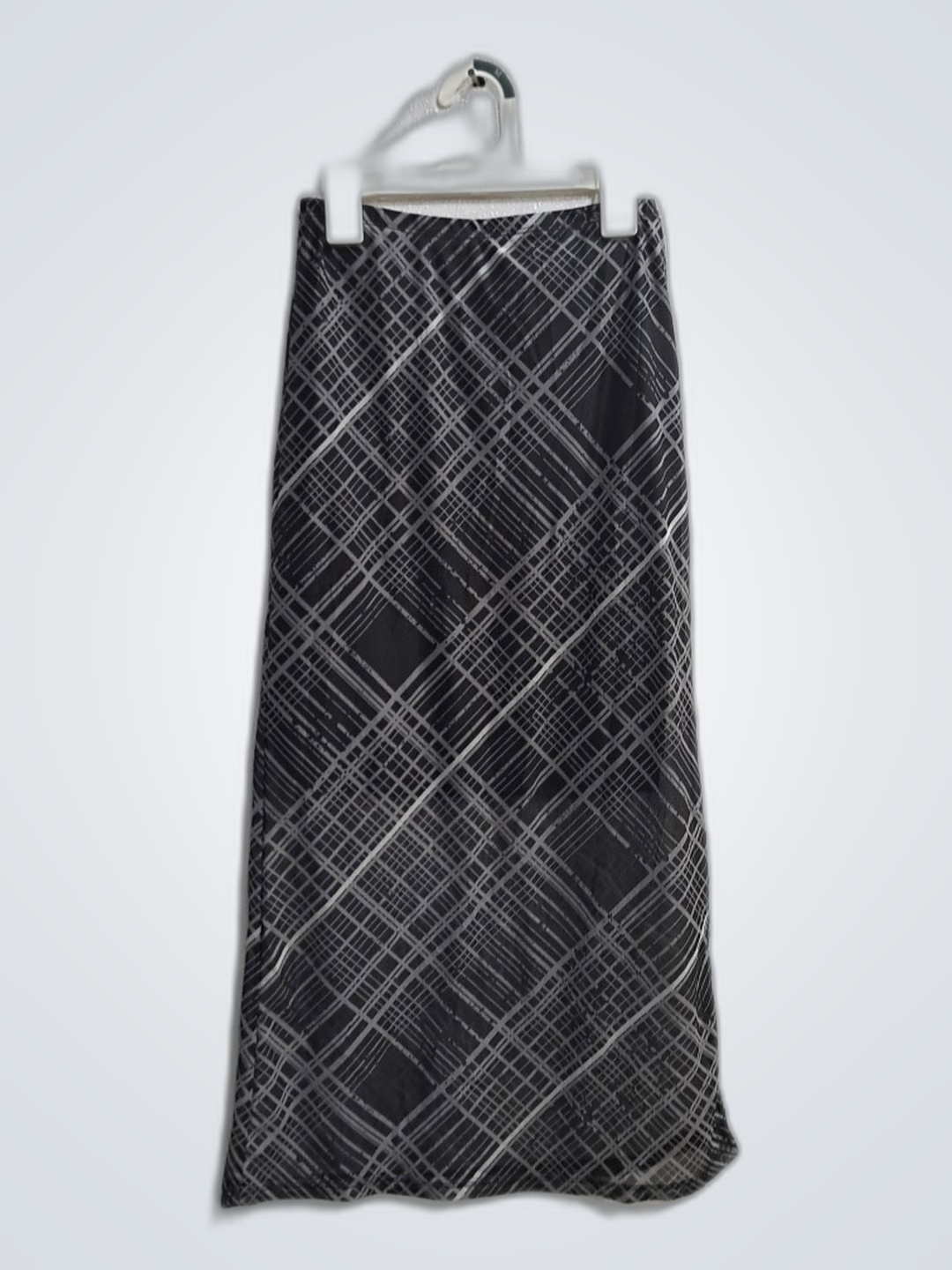 「ブランドのない黒いチェックのミディスカート」