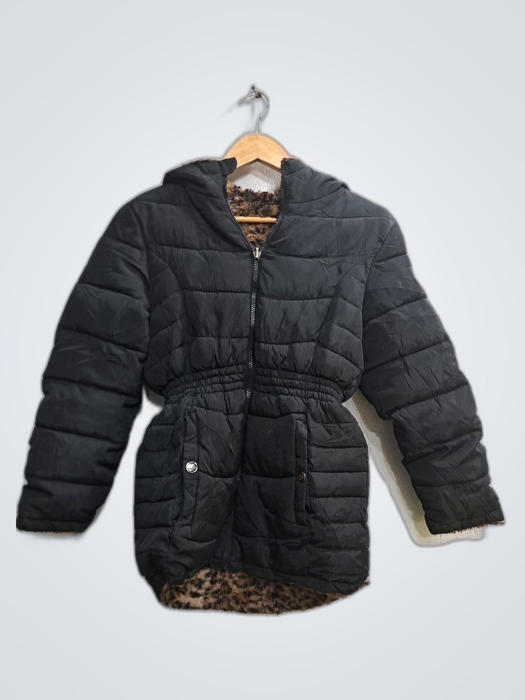 フードとファー裏地付きのブラックパファージャケット