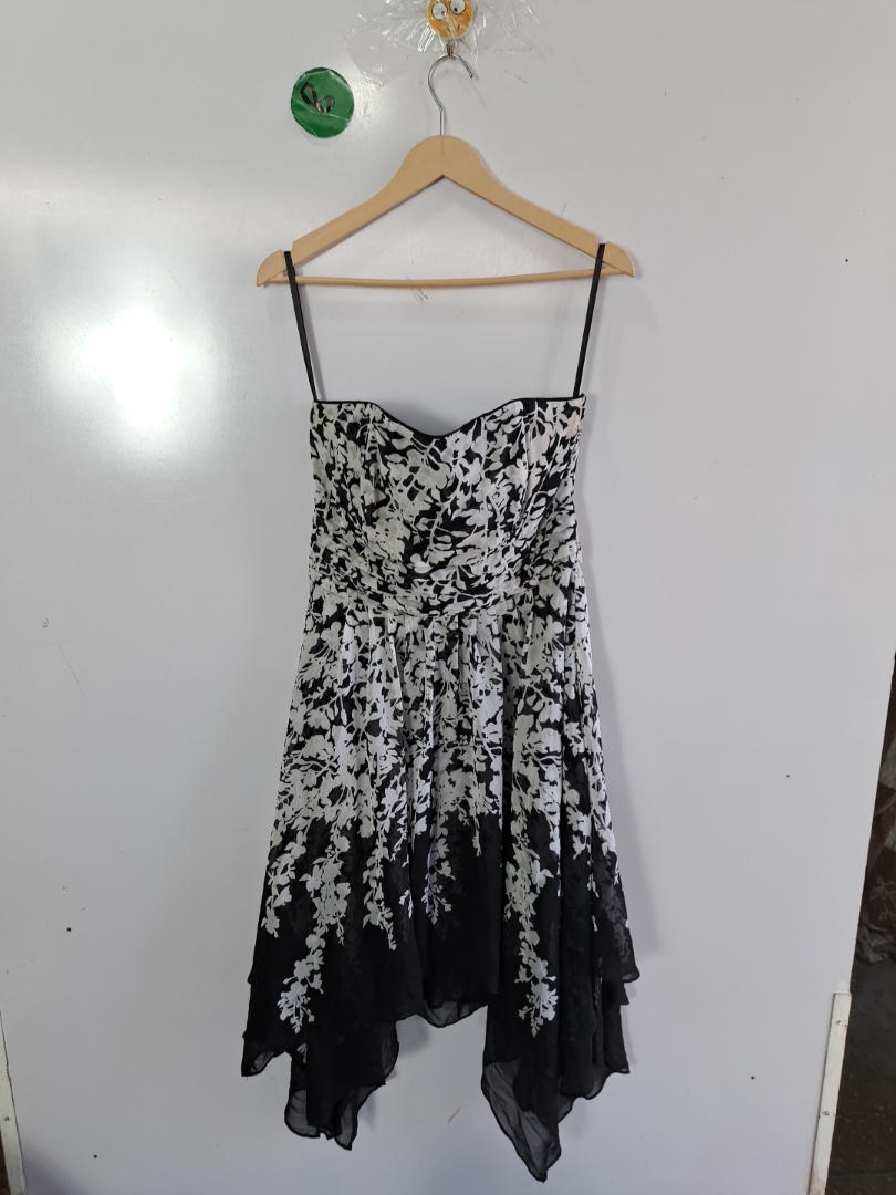 ホワイトハウス・ブラックマーケット ブラック・アンド・ホワイト フローラル ストラップレス ミニドレス