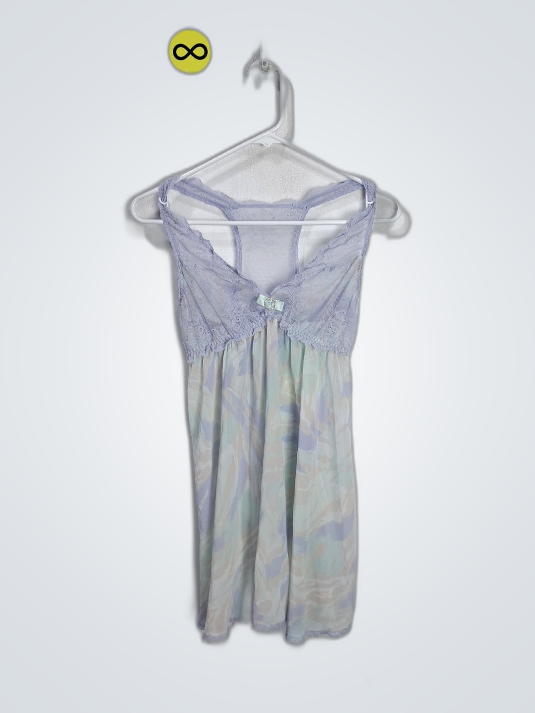 レーストリムのナイトガウン