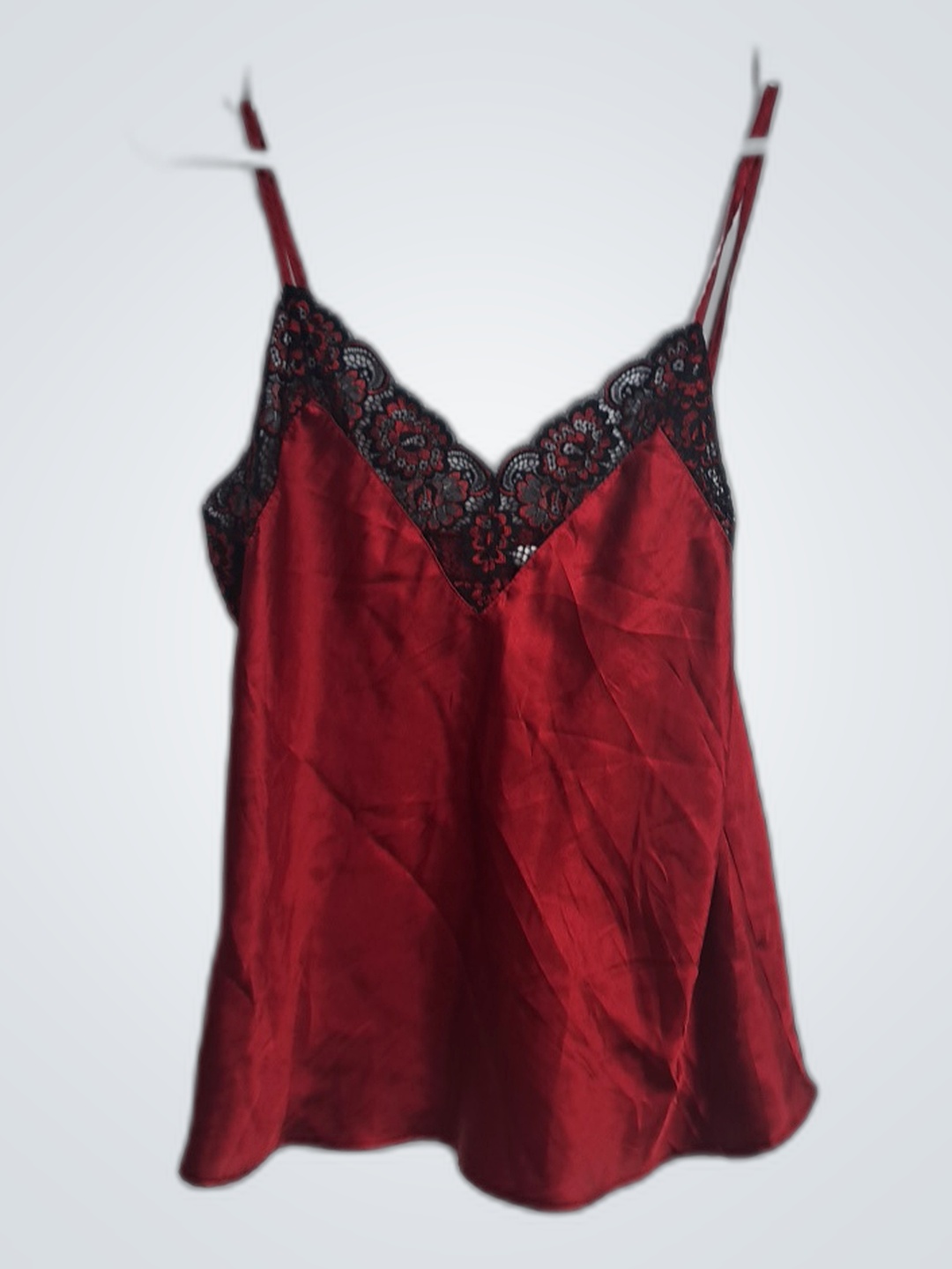 赤いレーストリムのキャミソール