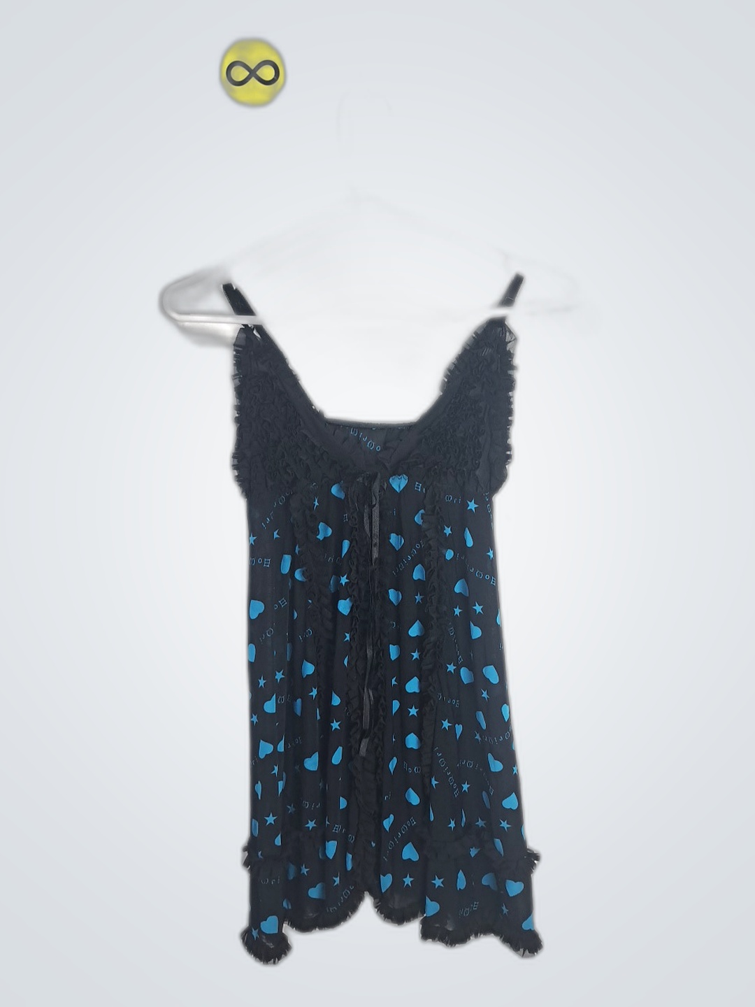 青いハートのある黒いドレス