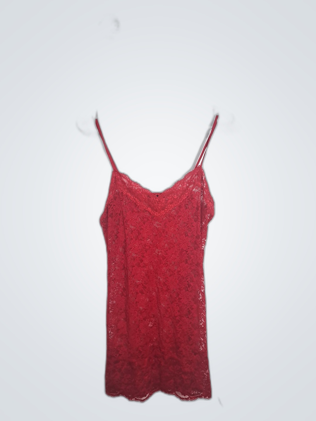 赤いレースのキャミソール