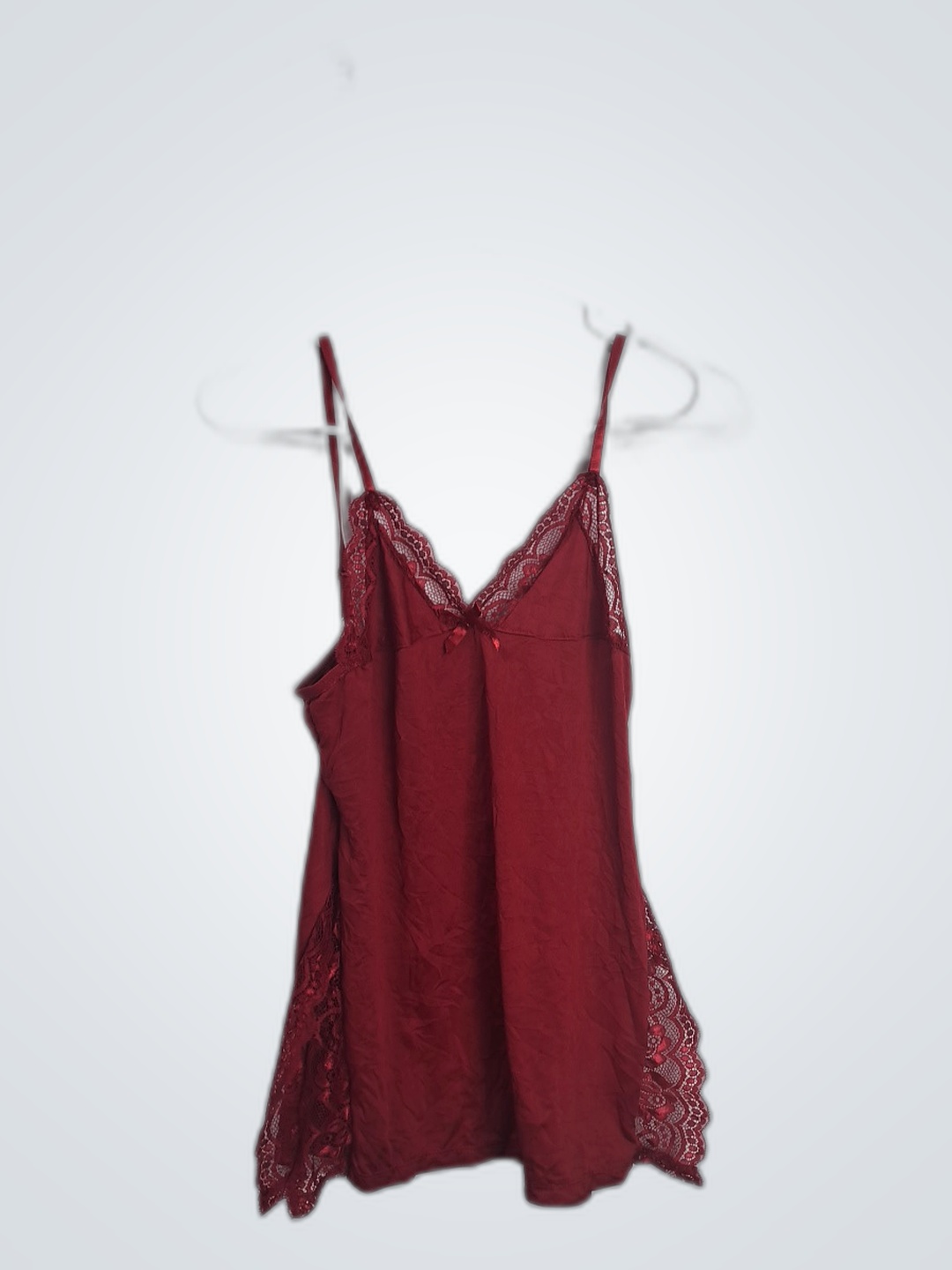 「赤いレースのキャミソール」