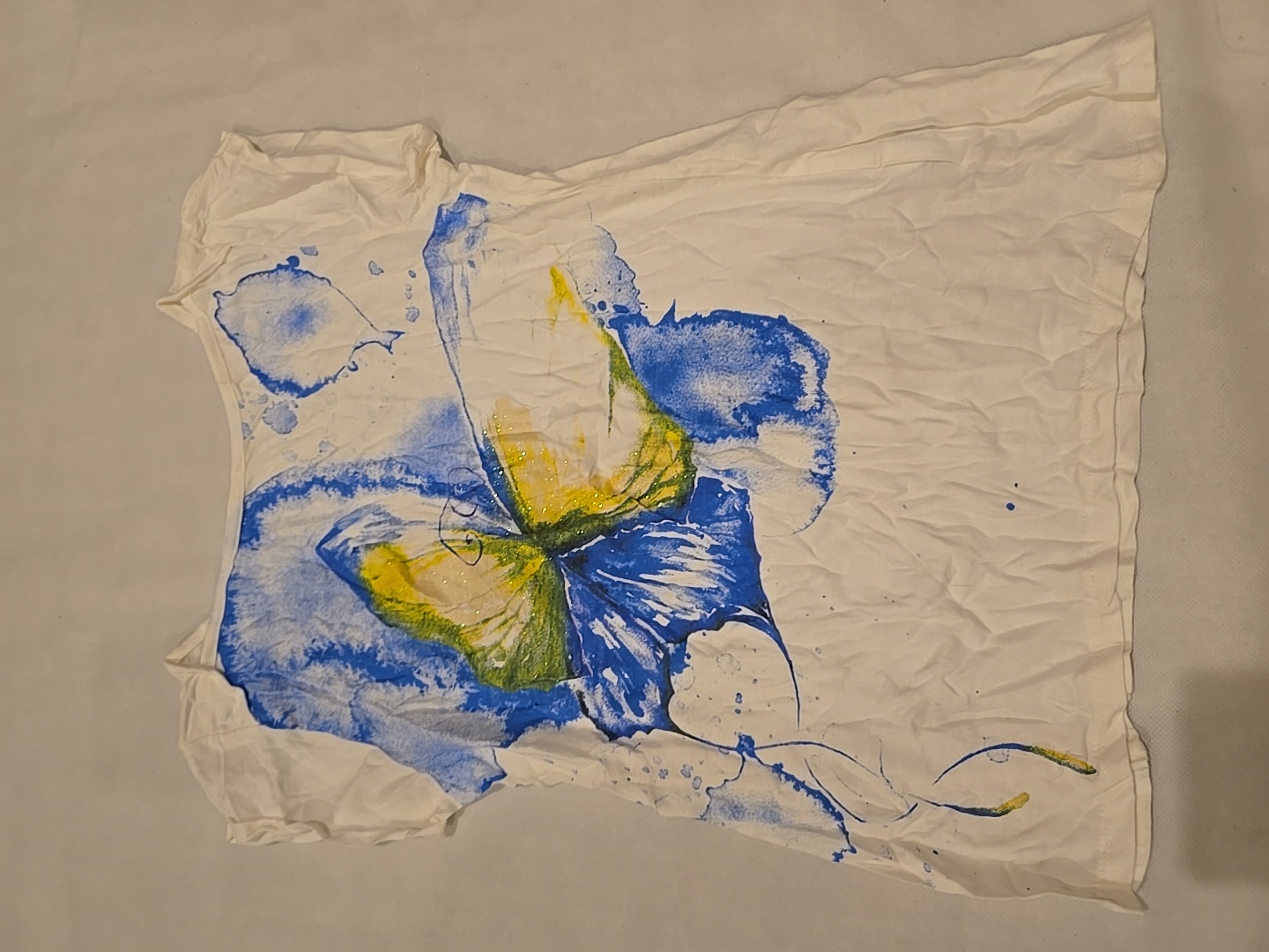 Camiseta de mariposa impresa sin marca