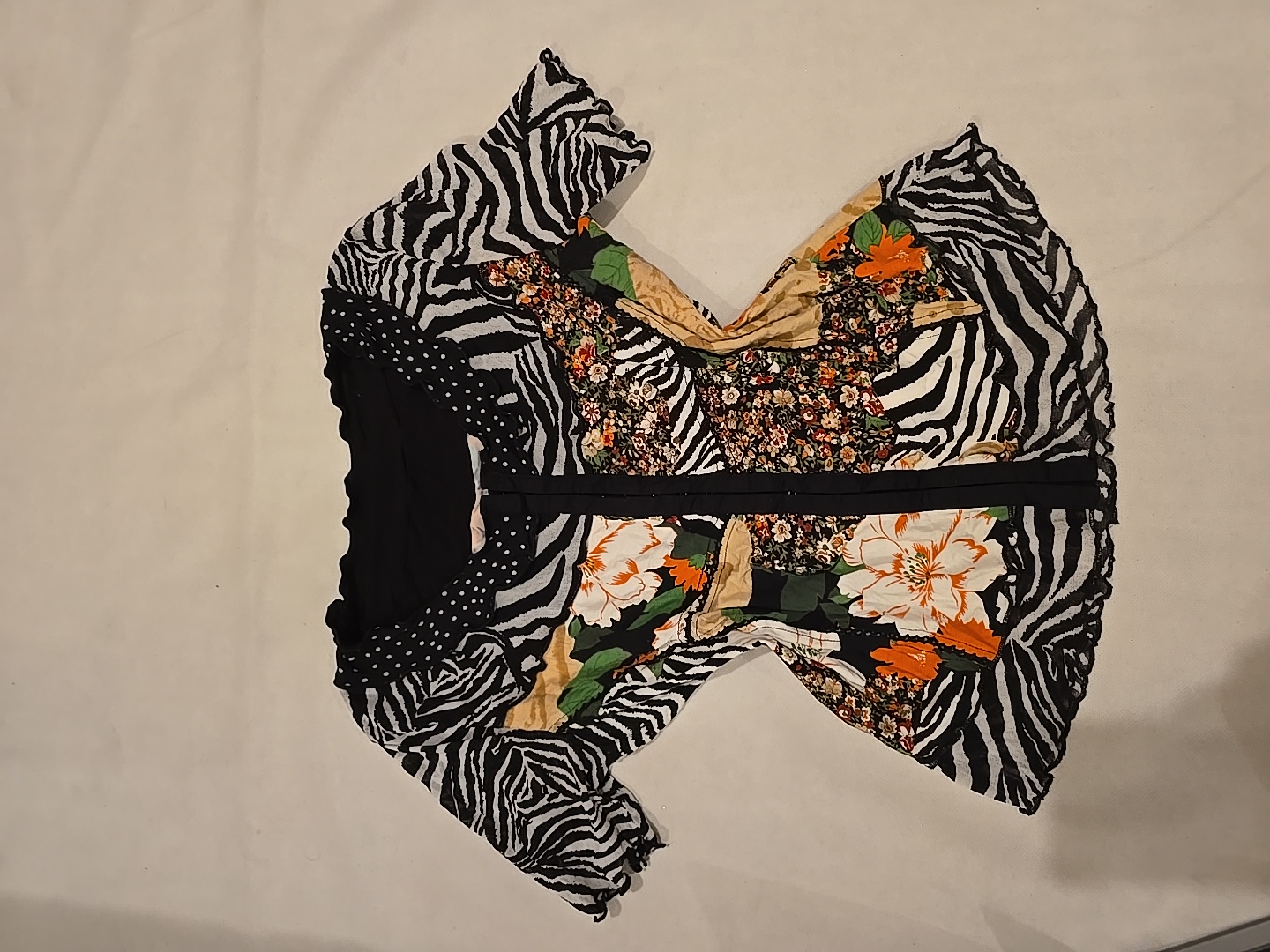ゼブラと花柄のブラウス