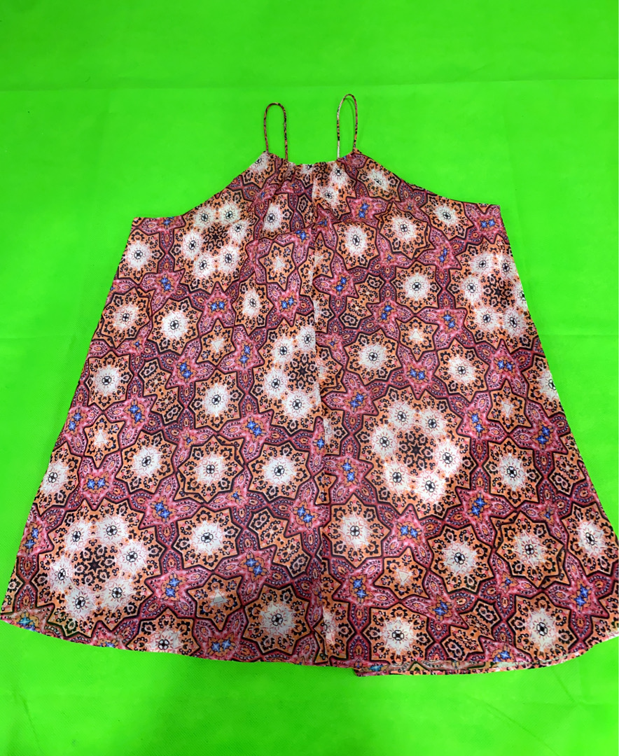 Vestido de tirantes estampado floral de Vince Camu..