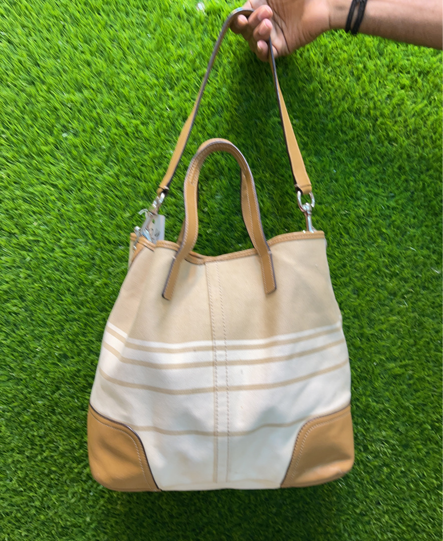 „Taschen in Tan und Weiß“