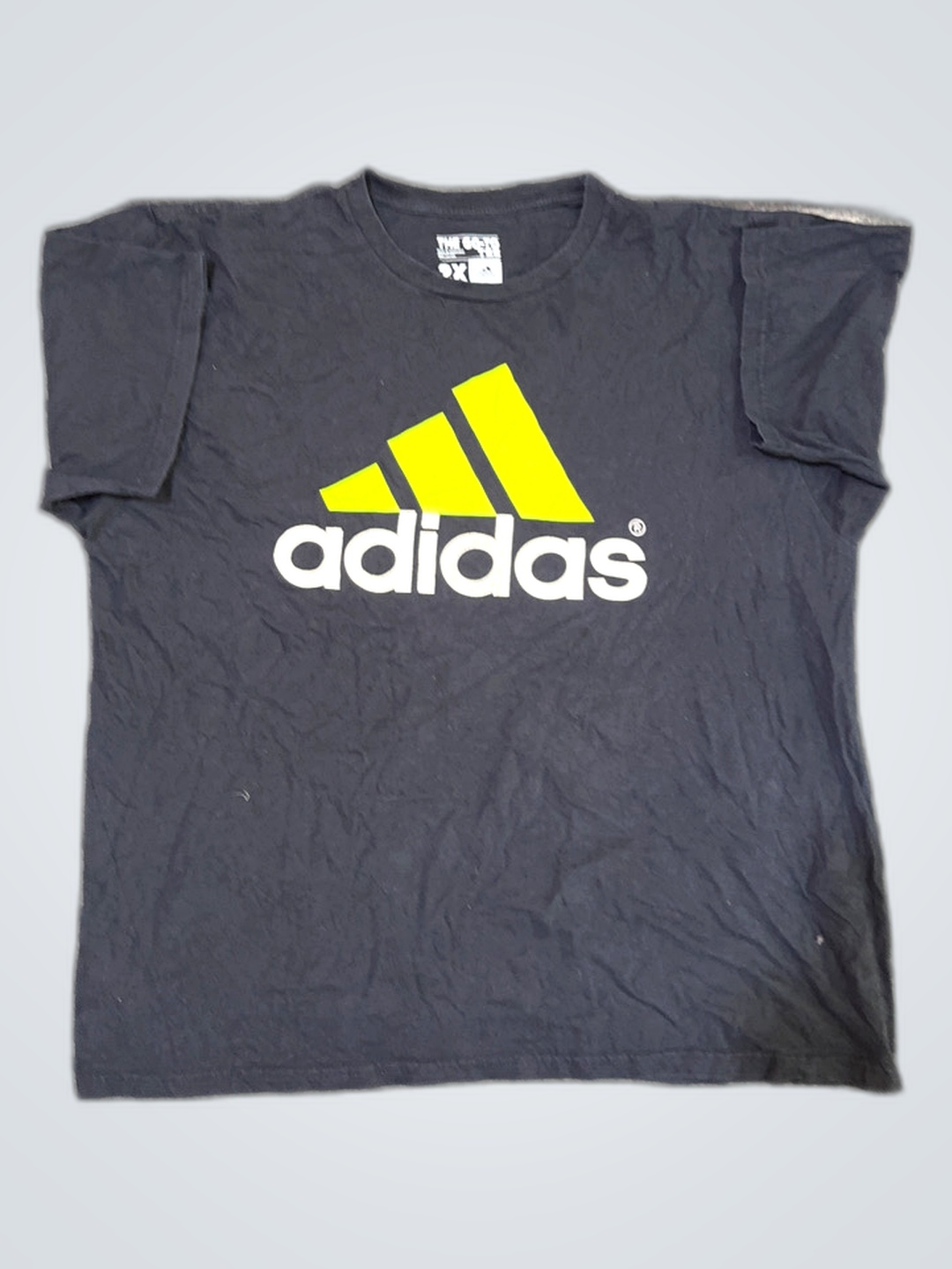 アディダス ザ・ゴー・トゥ・ティー ブラックプリントTシャツ