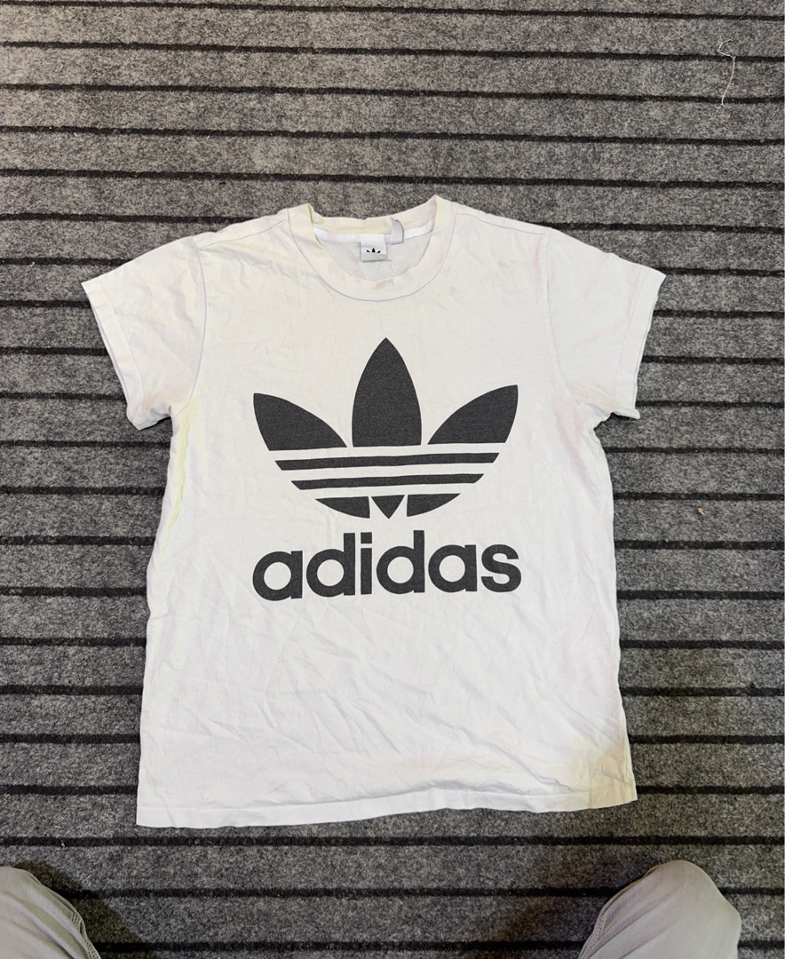 「Adidas Tシャツ」