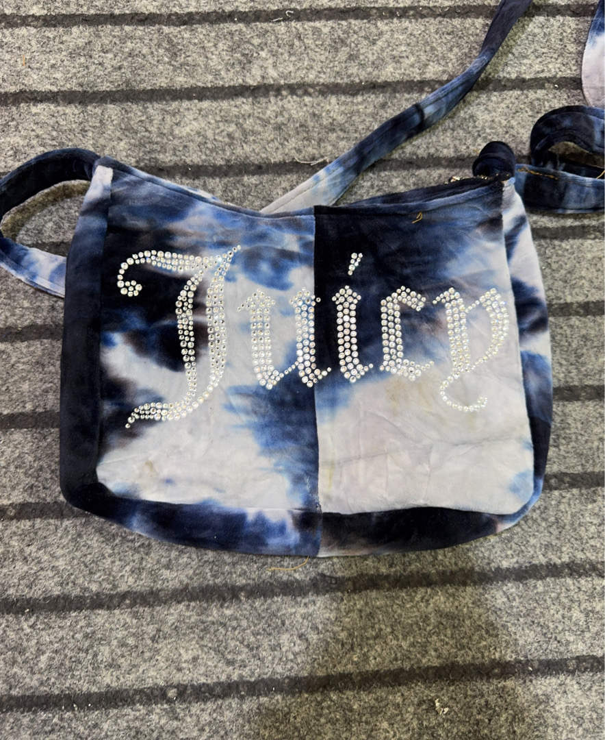 Borsa a spalla in velluto tie-dye blu di Juicy Cou..
