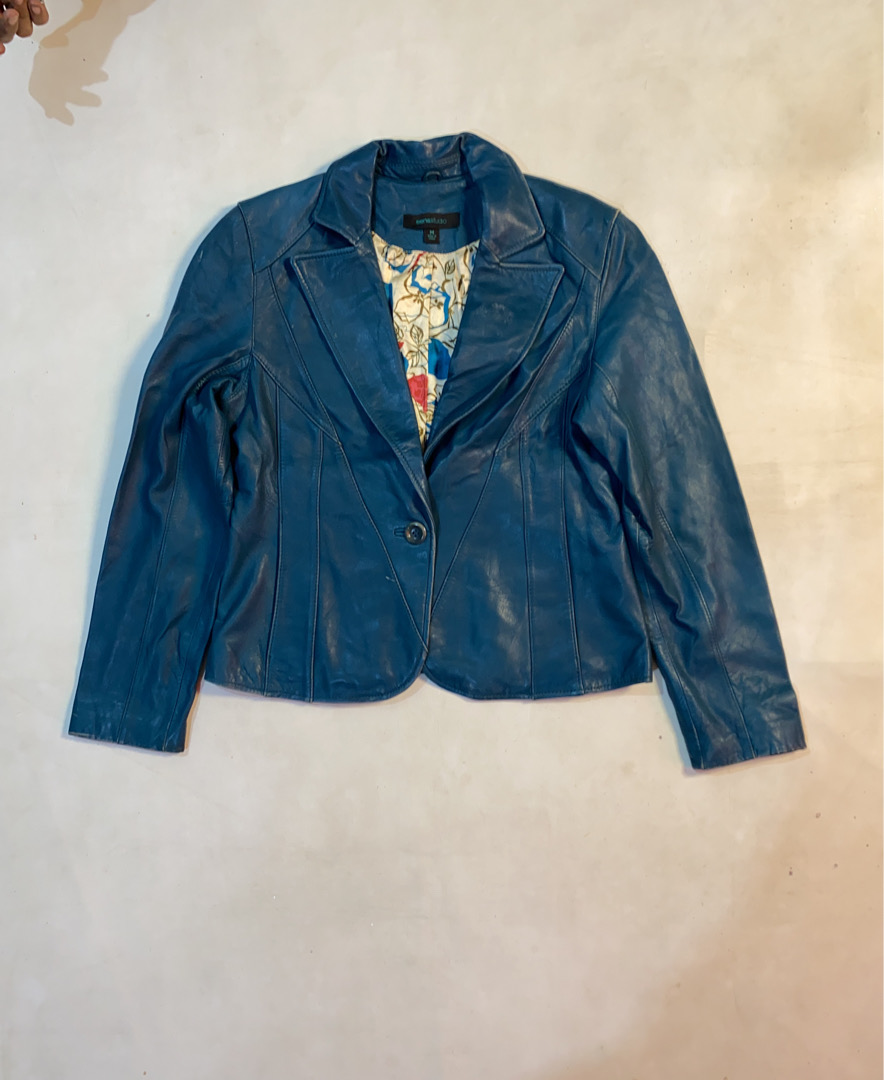 Blaue Lederjacke