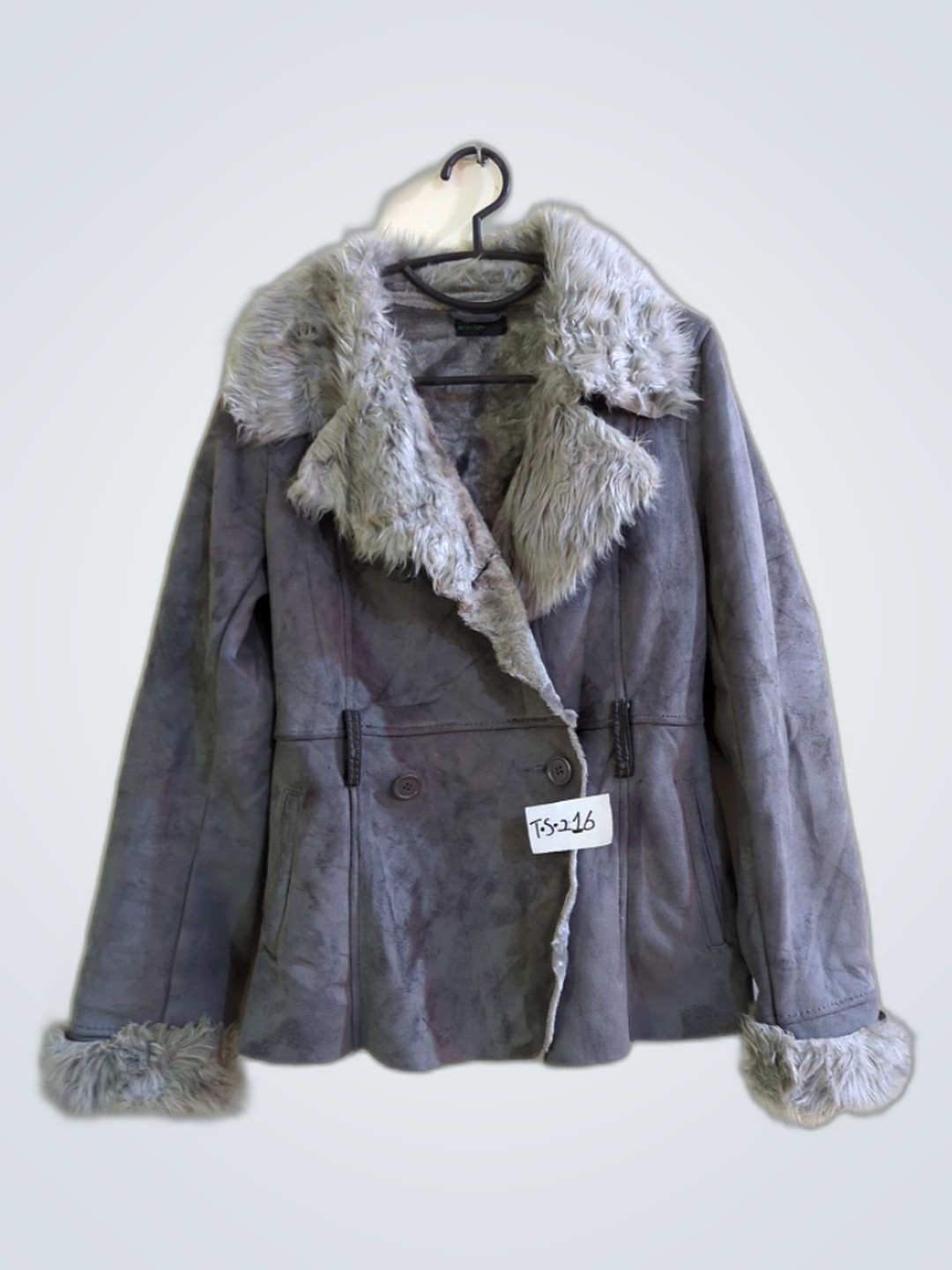 Capotto con rifiniture in pelliccia grigia