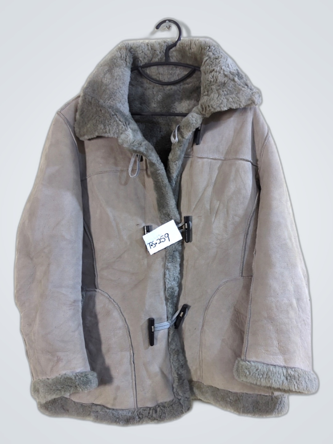 グレーのフェイクファージャケット