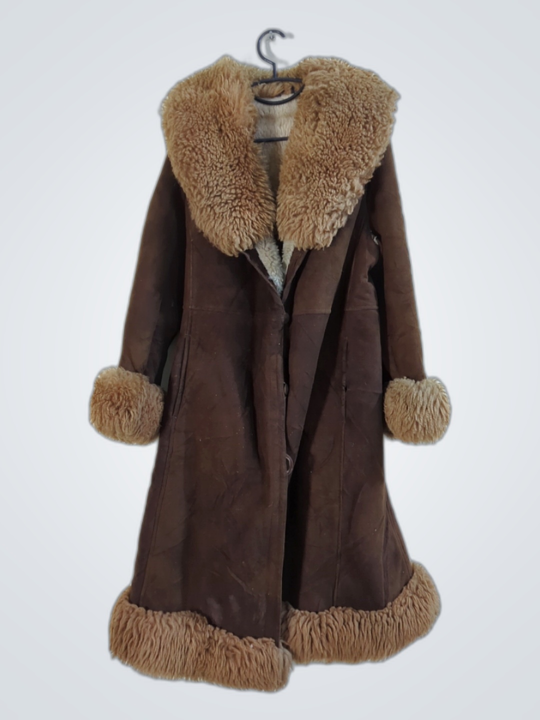 Cappotto con bordatura in pelliccia marrone