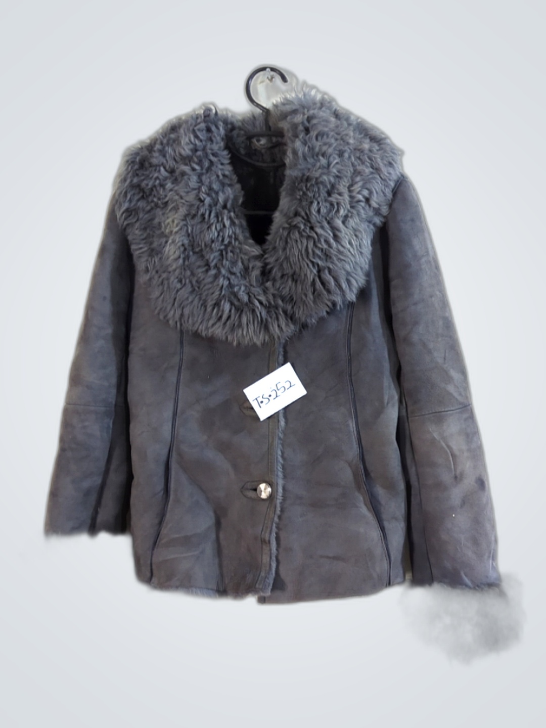 グレーのファー付きジャケット