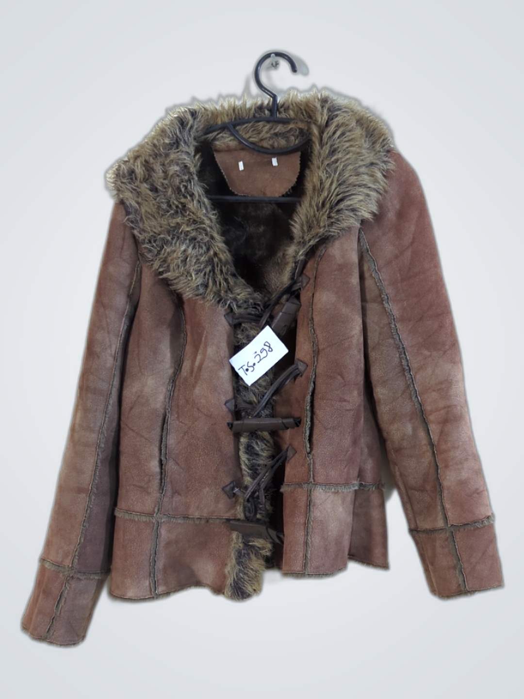 Giacca di pelle marrone con rifiniture in pellicci..