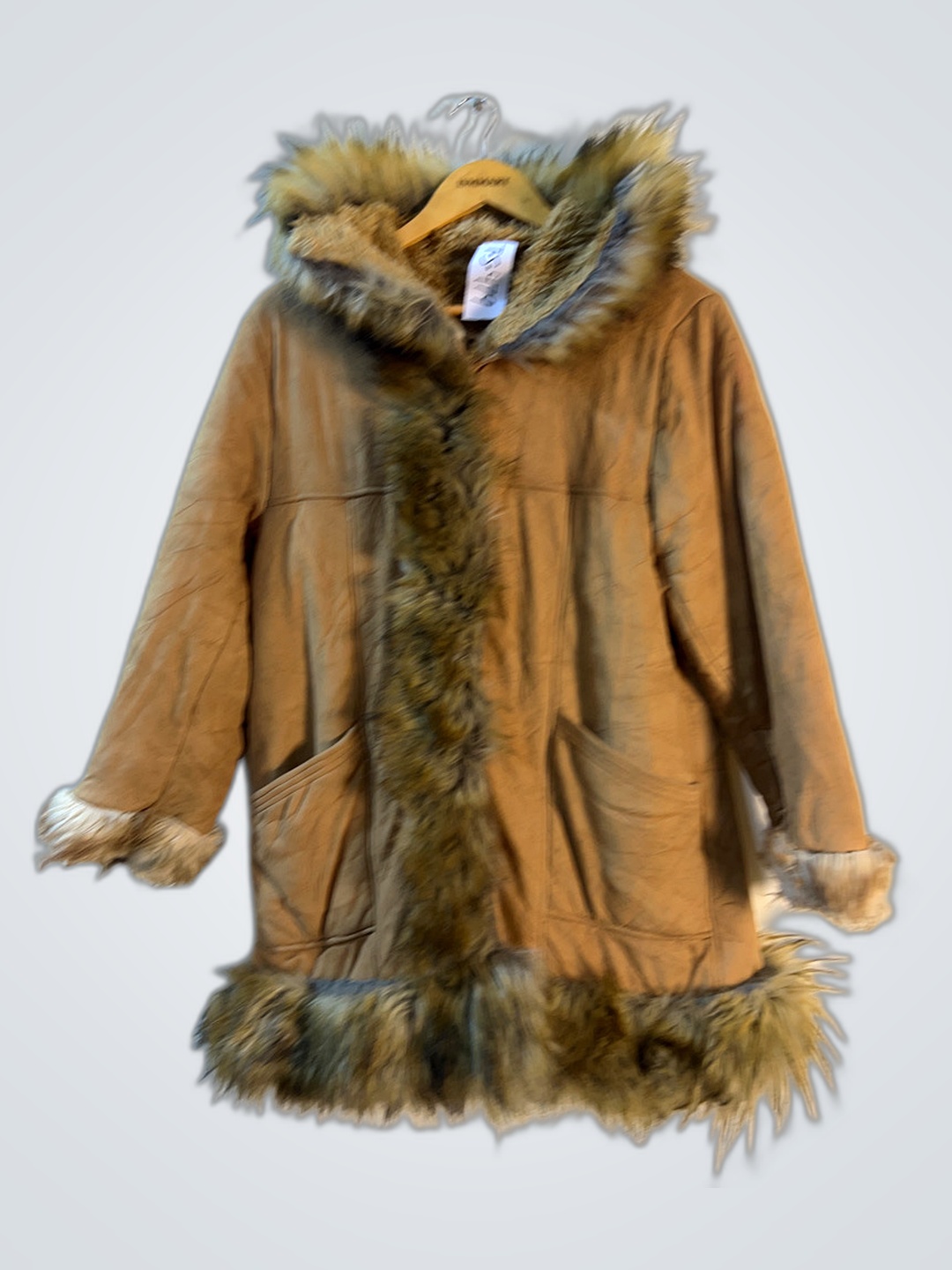 Parka marrón con borde de piel