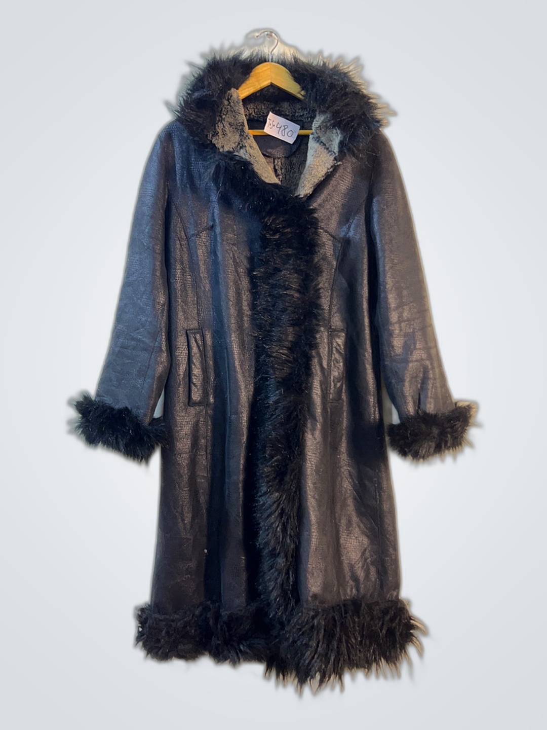 黒のファー付きコート